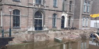 Foto ingestorte kade aan de Grimburgwal, Amsterdam, 2020