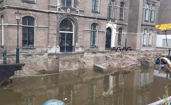 Foto ingestorte kade aan de Grimburgwal, Amsterdam, 2020
