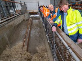 Foto onderzoekers bij de Deltagoot, waar circulaire klei als dijkversterkingsmateriaal wordt getest