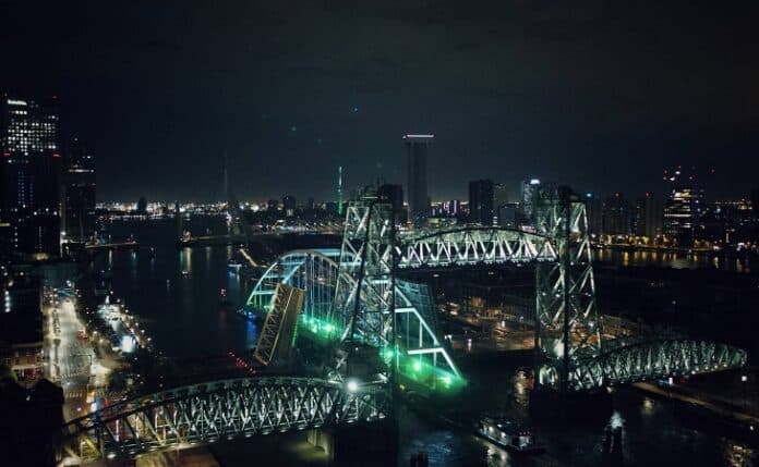Tijdelijke Suurhoffbrug door Rotterdam