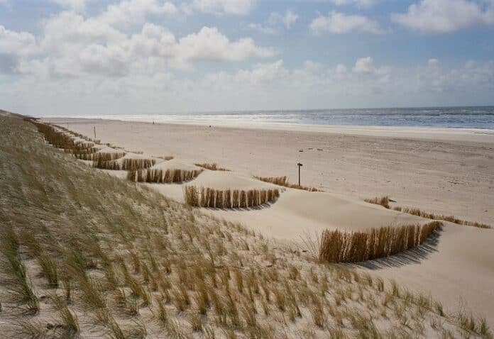 Zandsuppletie foto strand Texel