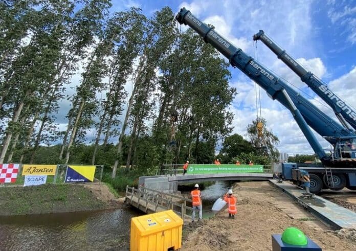 De fietsbrug van cementloos beton in de Nieuwe N69