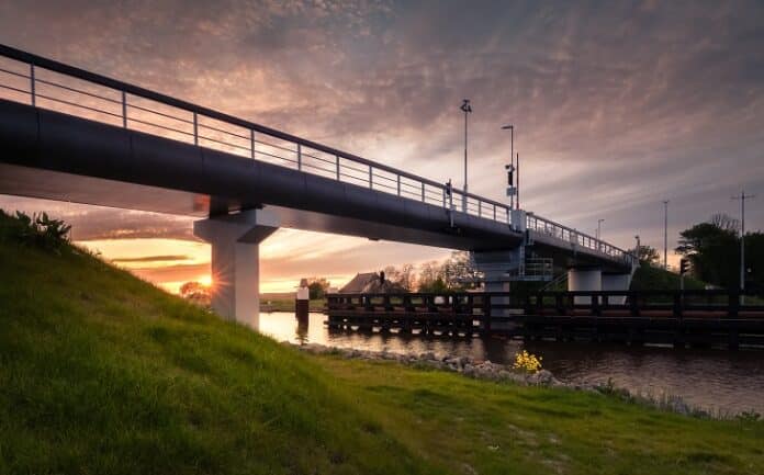 WSP, Sweco en Westenberg - foto brug bij zonsondergang