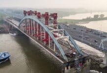 boogbrug bij Vianen - luchtfoto met gantry hefsysteem