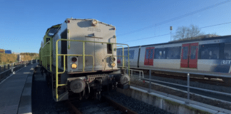 Hoekse Lijn- foto eerste goederentrein over het metrospoor