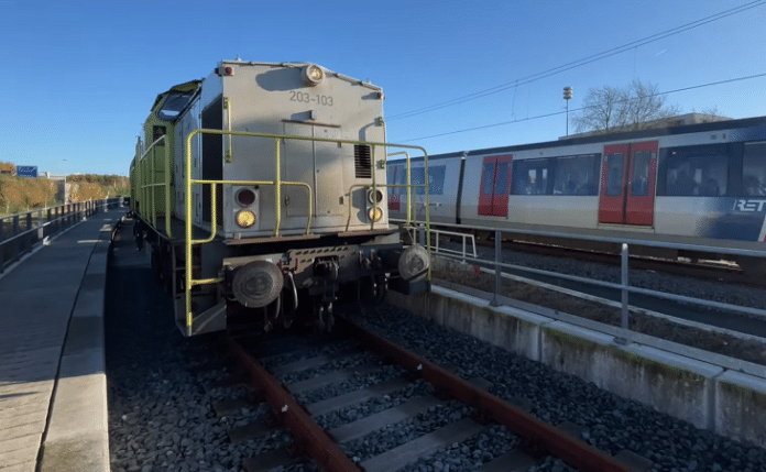 Hoekse Lijn- foto eerste goederentrein over het metrospoor