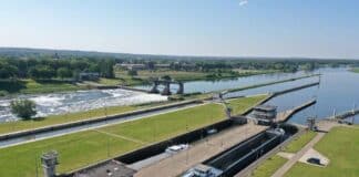 Maasobjecten aan IMPAKT - luchtfoto van de sluis en stuw bij Belfeld