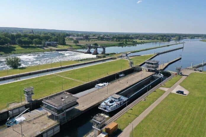 Maasobjecten aan IMPAKT - luchtfoto van de sluis en stuw bij Belfeld