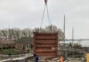 Nieuwe deuren voor de Sassluis in Enkhuizen - foto van het inhangen van een deur