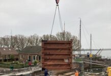 Nieuwe deuren voor de Sassluis in Enkhuizen - foto van het inhangen van een deur