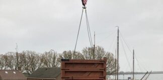 Nieuwe deuren voor de Sassluis in Enkhuizen - foto van het inhangen van een deur