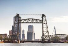 De Hef - foto van de brug, met op de achtergrond de Erasmusbrug