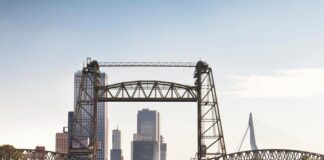 De Hef - foto van de brug, met op de achtergrond de Erasmusbrug