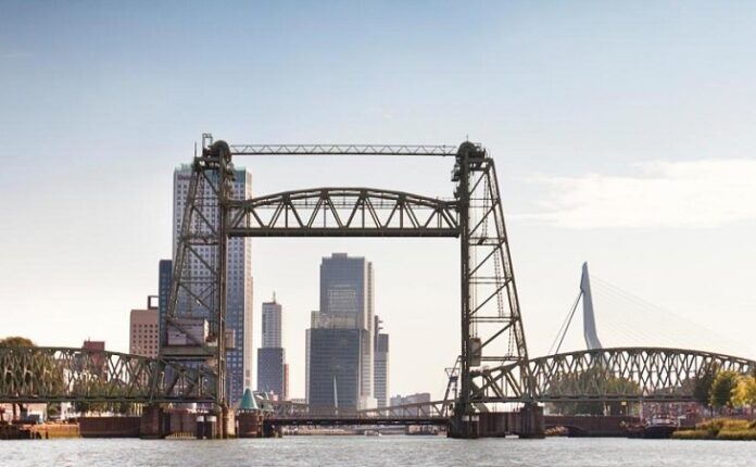 De Hef - foto van de brug, met op de achtergrond de Erasmusbrug