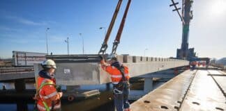 nieuwe Torenvlietbrug - foto inhijsen van de laatste brugleggers