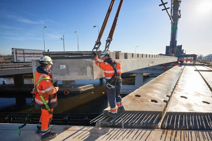 nieuwe Torenvlietbrug - foto inhijsen van de laatste brugleggers