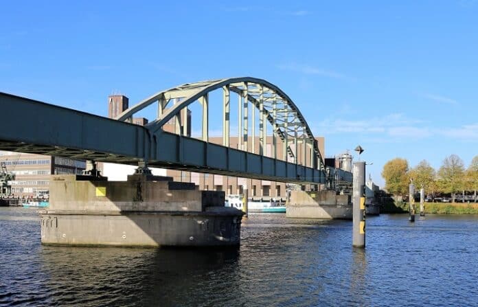 spoorbrug Maastricht spoorbrug over de Maas - foto van de boogbrug