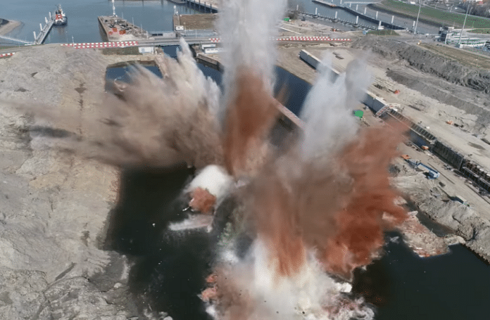 Middensluis in Terneuzen - foto van de ontploffing, vanuit de lucht