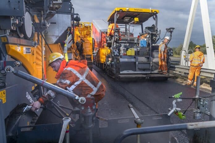 Apeldoorn-Twello - foto van asfalteren door Heijmans-werkploeg