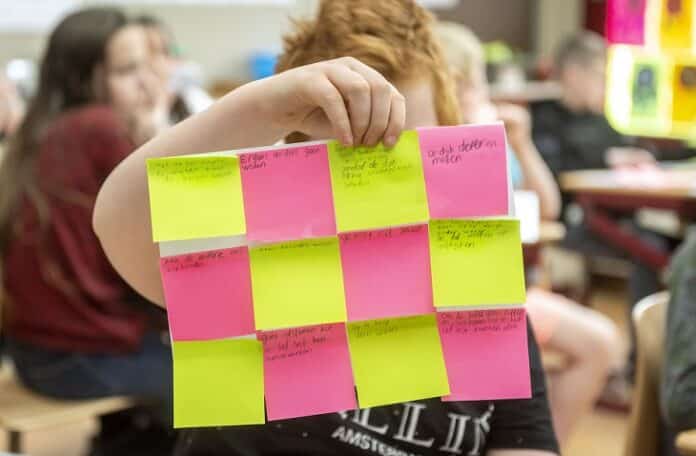 Waterschap Limburg - foto jongetje met blad post-it-memo's