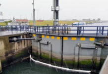 Kleine Sluis - foto van de sluis met olie-absorbers