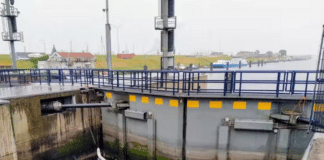 Kleine Sluis - foto van de sluis met olie-absorbers