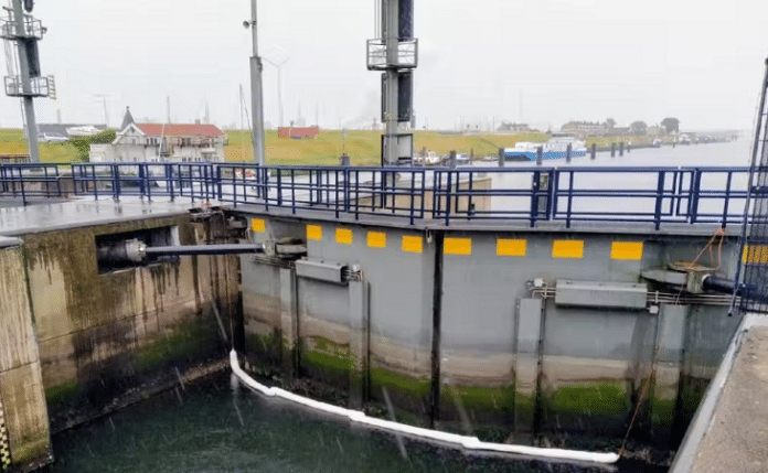 Kleine Sluis - foto van de sluis met olie-absorbers