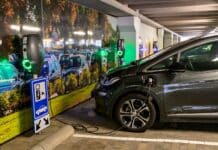 schone auto's - foto auto aan laadpaal in parkeergarage