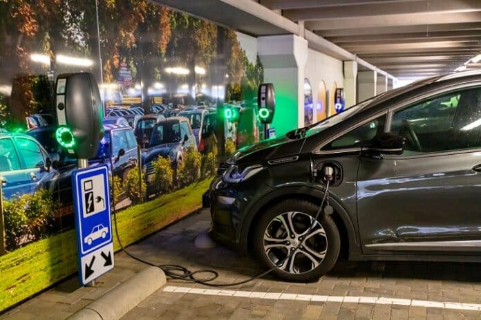 schone auto's - foto auto aan laadpaal in parkeergarage