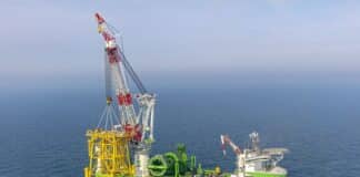 stopcontact - foto inhijsen van het onderstel van Tennet stopcontact op zee door hijsschip Orion