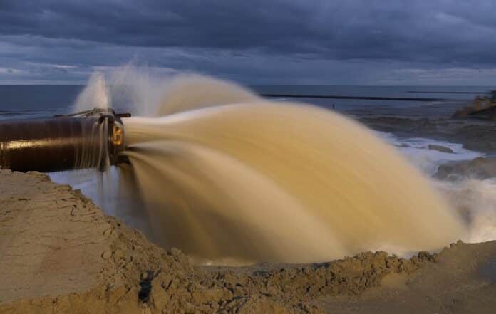 zandsuppletie - persleiding die zand op het strand brengt