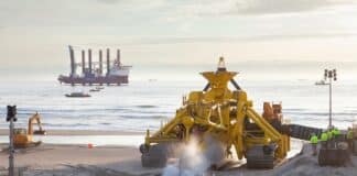 Moonfish begraaft de zeekabel op strand Heemskerk