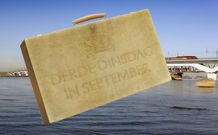 Prinsjesdag-koffertje tegen achtergrond van rivier met spoorbrug