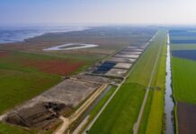 gedroogd slib - luchtfoto van de proefdijk in Noord-Groningen