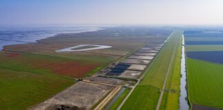 gedroogd slib - luchtfoto van de proefdijk in Noord-Groningen