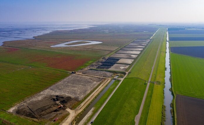 gedroogd slib - luchtfoto van de proefdijk in Noord-Groningen