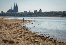 Droogte - foto stadsgezicht met laagstaande rivier