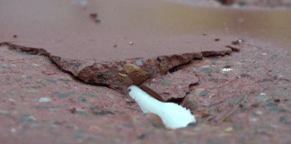 Verwarmd fietspad - foto van het beschadigde wegdek