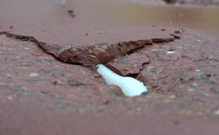 Verwarmd fietspad - foto van het beschadigde wegdek