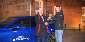 Regio Foodvalley - overhandiging sleutels waterstofauto door Toyotadealer aan de wethouder van Veenendaal