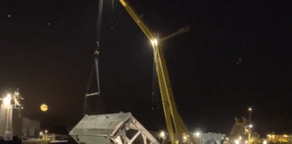 het kantelen van de sluisdeur op maandagavond 6 februari