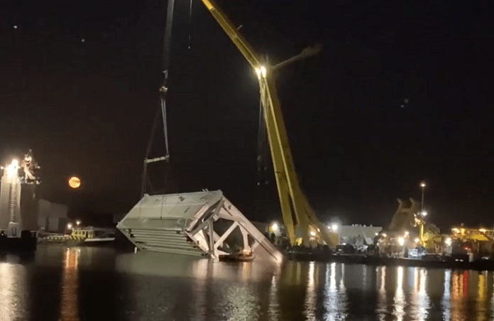 het kantelen van de sluisdeur op maandagavond 6 februari