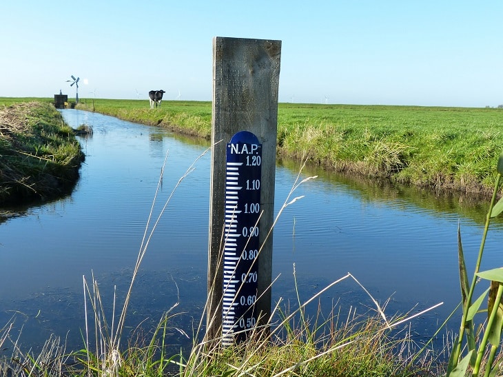 wterpeilmeter met windwatermolen in landelijk gebied