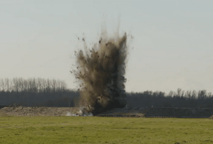 demolitieproef op de Groningse testdijk