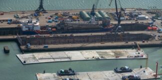 Maasdeltatunnel - luchtfoto van de twee tunneldelen die klaarliggen in de Nieuwe Waterweg