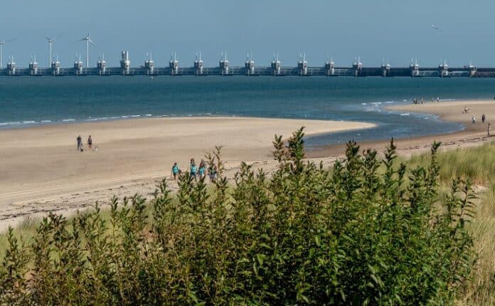 Oosterscheldekering vanaf het strand bij de Veerse Gatdam