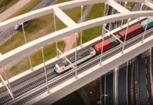 CEF - luchtfoto trein op viaduct over snelweg