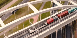 CEF - luchtfoto trein op viaduct over snelweg
