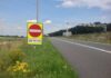 Spookritten - bord eenrichtingsverkeer op afrit snelweg, met tekst Ga Terug