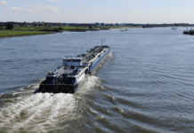 varend ontgassen - luchtfoto binnenvaarttanker op rivier